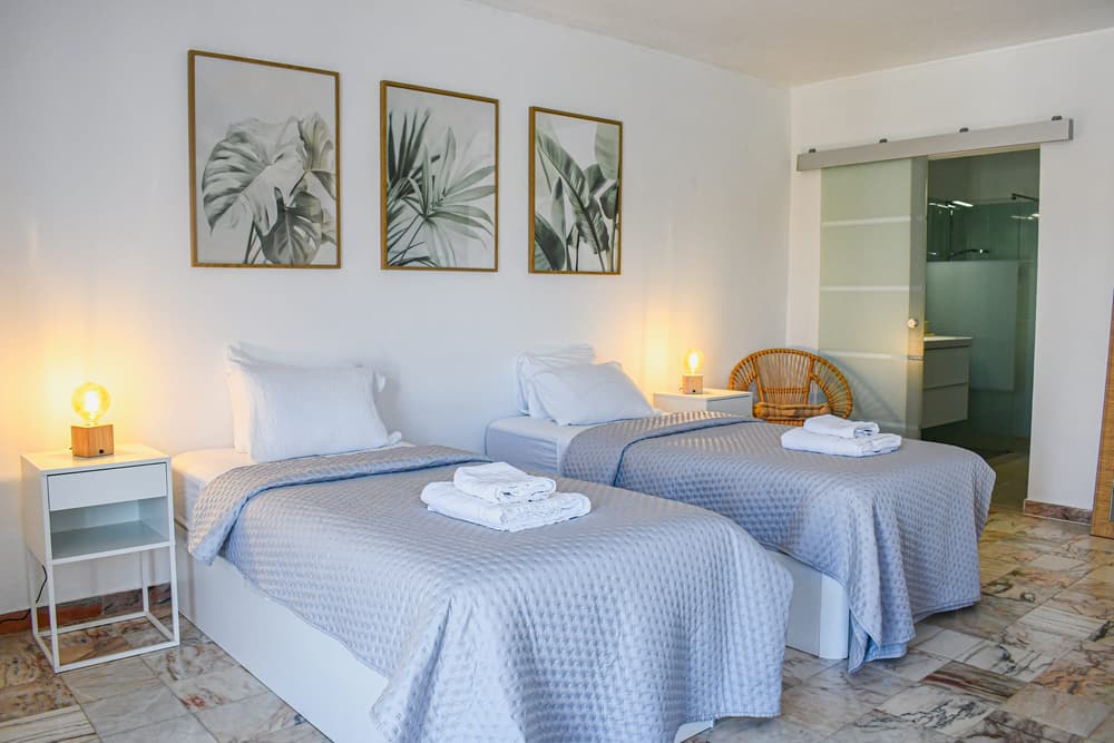 Twin/Queen Room — Casa dos Amigos, Budens